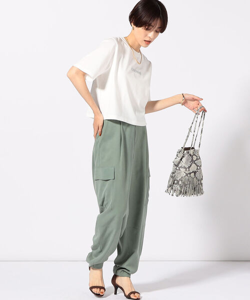 NOLLEY’S Sophi(ノーリーズソフィ)の「ショート丈ロゴTシャツ(Tシャツ/カットソー・レディース・ホワイト系その他4/オフホワイト/チャコールグレー・38)」の5枚目の写真