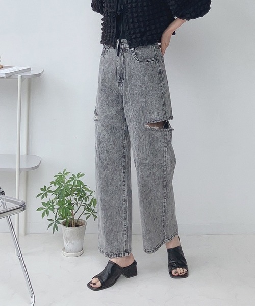 AS KNOW AS plus（アズノゥアズプラス）の「〇サイドスリットダメージデニムパンツ（デニムパンツ・レディース・サックスブルー/ケミカルウォッシュ/ブラック系/グレー系/サックスブルー系・FREE）」の2枚目の写真