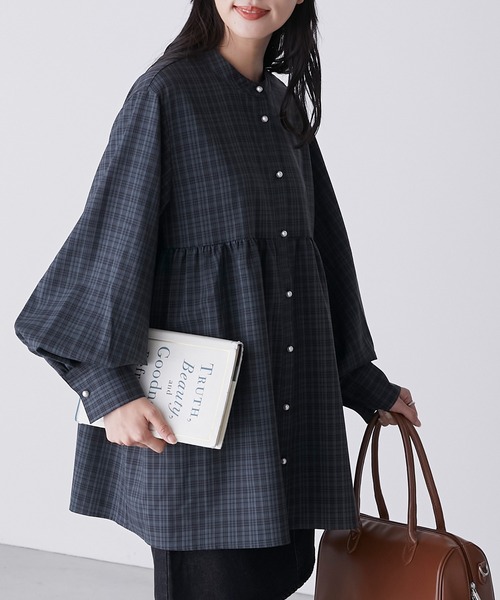 BONLECILL(ボンルシール)の「パールボタン袖ボリュームペプラムブシャツラウス(シャツ/ブラウス・レディース・ネイビー系1/オフホワイト/ブラウン系1/ブラック系1・FREE)」の5枚目の写真