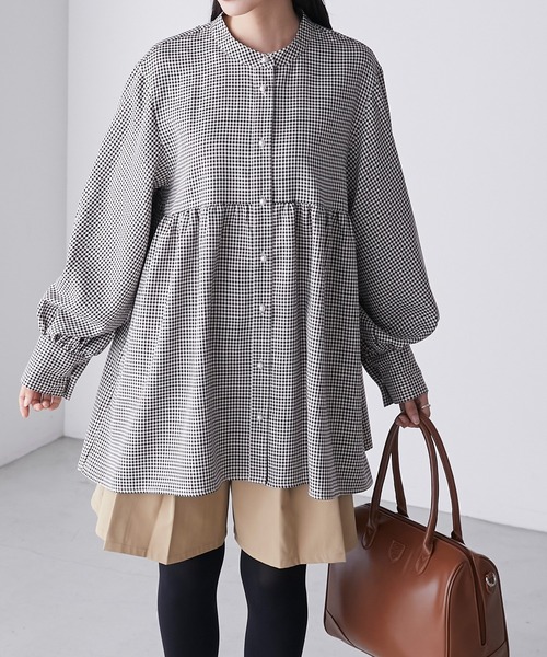 BONLECILL(ボンルシール)の「パールボタン袖ボリュームペプラムブシャツラウス(シャツ/ブラウス・レディース・ネイビー系1/オフホワイト/ブラウン系1/ブラック系1・FREE)」の6枚目の写真