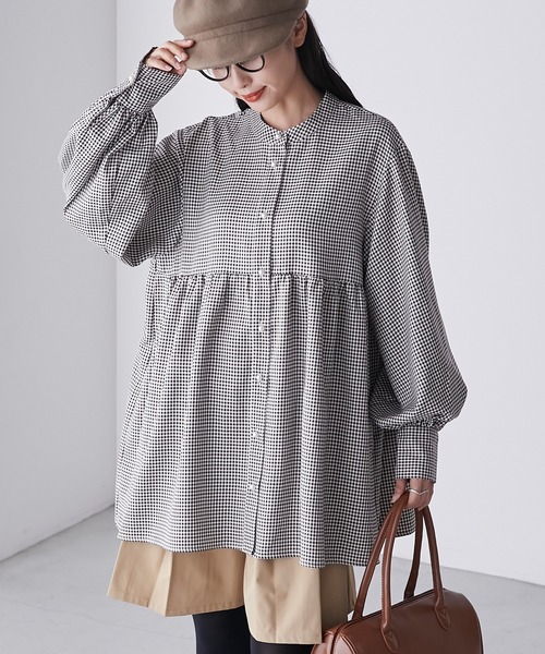 BONLECILL(ボンルシール)の「パールボタン袖ボリュームペプラムブシャツラウス(シャツ/ブラウス・レディース・ネイビー系1/オフホワイト/ブラウン系1/ブラック系1・FREE)」の9枚目の写真