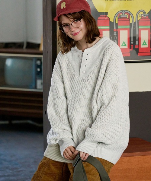 MONO-MART LADY'S（モノマートレディース）の「サーマル編みニットヘンリーネックミリタリージープセーター（ニット/セーター・レディース・カーキ/ネイビー/アイボリー/ブラウン/チャコールグレー/杢グレー/グレイッシュベージュ/ブラック/レッド・FREE）」の2枚目の写真