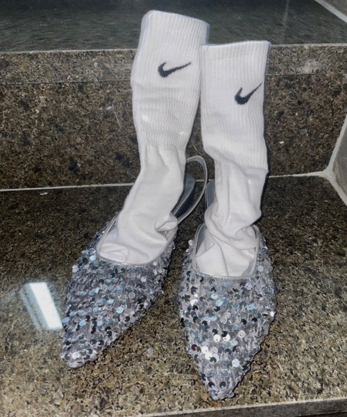 Didot.showroom(ディドット ショールーム)の「スパンコールフラットミュール(パンプス・レディース・ブラック/シルバー・25cm/23.5cm/24cm/24.5cm/23cm)」の4枚目の写真