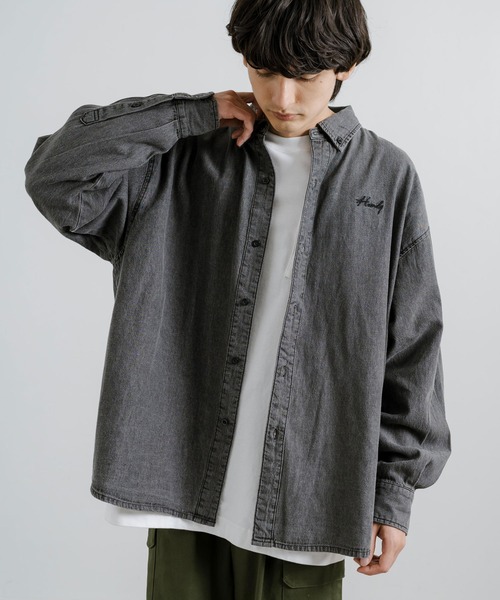 Rocky Monroe（ロッキーモンロー）の「オーバーサイズ 6ozデニム ワンポイント刺繍ルーズシャツ（シャツ/ブラウス・メンズ・ブラック/ライトブラック/ケミカルウォッシュ・M/L）」の2枚目の写真