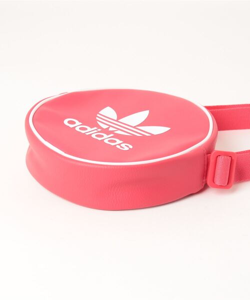 【ADIDAS】U AC ROUND BAG バッグ BETTERSCARLET 国内発送 adidas（アディダス）の「adidas アディダス U AC ROUND BAG