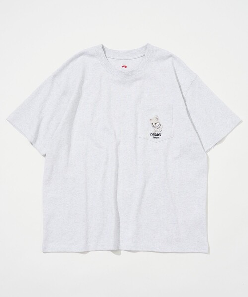 FREAK'S STORE（フリークスストア）の「SAUVENIR/サウベニア SAUVENIR×にぼしら/別注 SAUVENIR SHIRASU ショートスリーブポケットTシャツ/しらす（Tシャツ/カットソー・メンズ・グレー/ブラック/ホワイト・SMALL/MEDIUM/LARGE）」の4枚目の写真