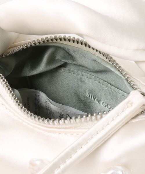 ADAM ET ROPE'(アダムエロペ)の「【STINE GOYA(スティーヌゴヤ)】Pearl Satin Bag(ショルダーバッグ・レディース・ホワイト・FREE)」の4枚目の写真