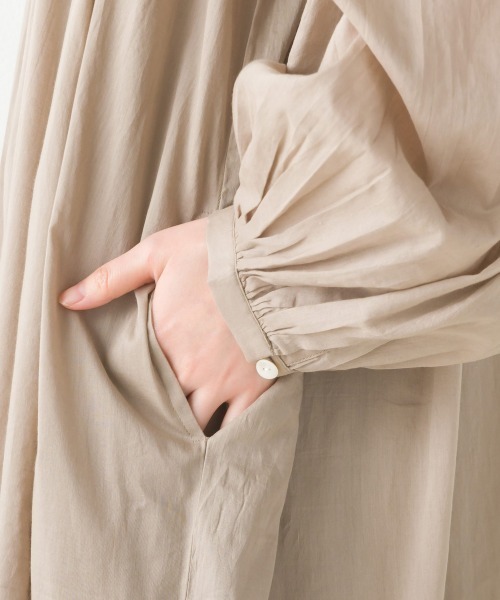 OMNES（オムネス）の「コットンボイル袖ボリュームギャザーワンピース（ワンピース・レディース・ブラック/ブルー/マスタード/ベージュ/ピンク・FREE）」の9枚目の写真