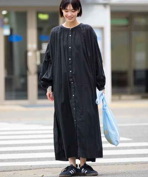 OMNES（オムネス）の「コットンボイル袖ボリュームギャザーワンピース（ワンピース・レディース・ブラック/ブルー/マスタード/ベージュ/ピンク・FREE）」の17枚目の写真