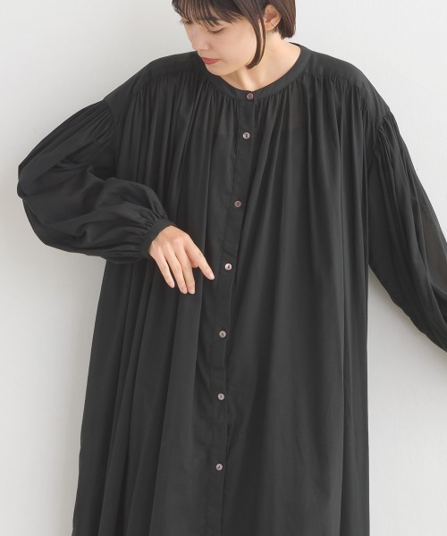 OMNES（オムネス）の「コットンボイル袖ボリュームギャザーワンピース（ワンピース・レディース・ブラック/ブルー/マスタード/ベージュ/ピンク・FREE）」の16枚目の写真