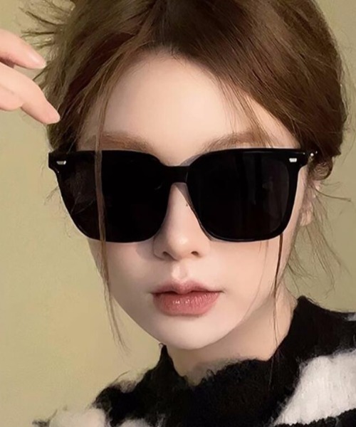 TONE SELECT GOODS（トーンセレクトグッズ）の「【urge select】カラーレンズ ウェリントン サングラス（サングラス・レディース・ブラック系2/ブラック系1/ピンク系/ホワイト系/ブラック系3・FREE）」の3枚目の写真