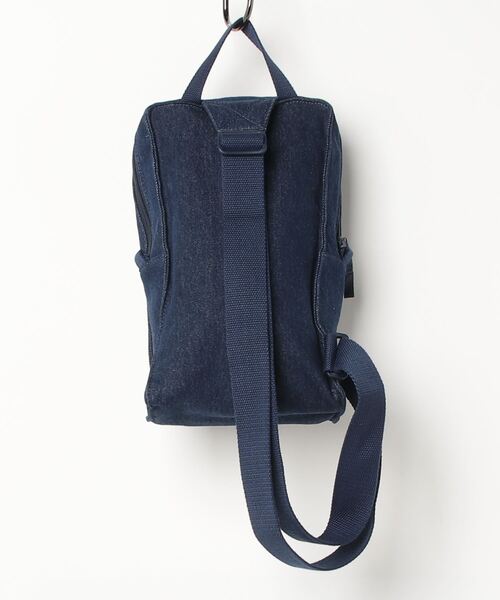 Levi's(リーバイス)の「Levi's/リーバイス ジップ スリング バッグ ネイビー(ボディバッグ/ウエストポーチ・メンズ・ダークインディゴブルー・OS)」の2枚目の写真