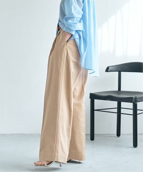 IENA（イエナ）の「《追加》チノタックワイドパンツ（チノパンツ・レディース・ベージュ/ホワイト・38/36/34）」の2枚目の写真