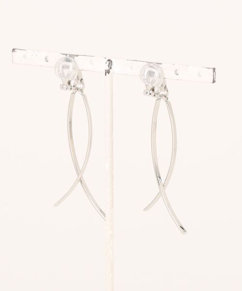 TIMELESS&THREE（タイムレスアンドスリー）の「メタルロングバーイヤリング（イヤリング・レディース・ゴールド/シルバー・FREE）」の3枚目の写真