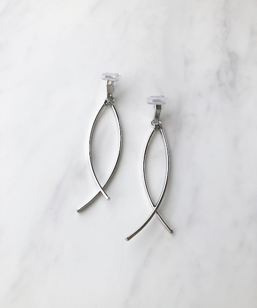 TIMELESS&THREE（タイムレスアンドスリー）の「メタルロングバーイヤリング（イヤリング・レディース・ゴールド/シルバー・FREE）」の6枚目の写真