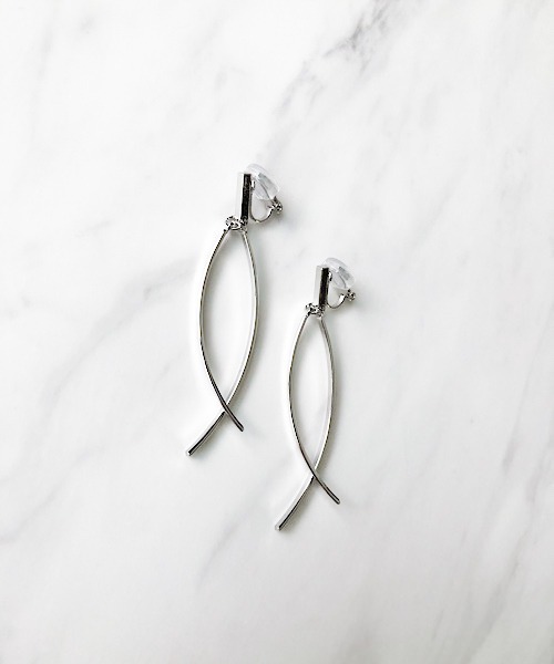 TIMELESS&THREE（タイムレスアンドスリー）の「メタルロングバーイヤリング（イヤリング・レディース・ゴールド/シルバー・FREE）」の4枚目の写真