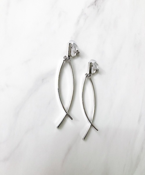 TIMELESS&THREE（タイムレスアンドスリー）の「メタルロングバーイヤリング（イヤリング・レディース・ゴールド/シルバー・FREE）」の5枚目の写真