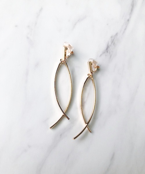 TIMELESS&THREE（タイムレスアンドスリー）の「メタルロングバーイヤリング（イヤリング・レディース・ゴールド/シルバー・FREE）」の9枚目の写真