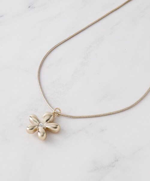 SHOO・LA・RUE（シューラルー）の「◆フラワーY字ネックレス（ネックレス・レディース・ゴールド/シルバー/ピンクゴールド・00）」の2枚目の写真