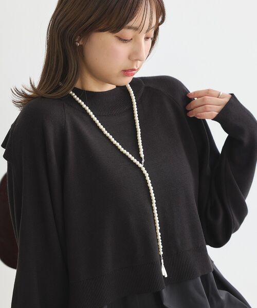 earth music&ecology(アースミュージックアンドエコロジー)の「リボンモチーフパールロングネックレス(ネックレス・レディース・ゴールド/シルバー・FREE)」の2枚目の写真