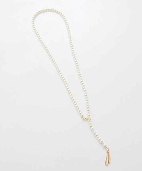 earth music&ecology(アースミュージックアンドエコロジー)の「リボンモチーフパールロングネックレス(ネックレス・レディース・ゴールド/シルバー・FREE)」の1枚目の写真