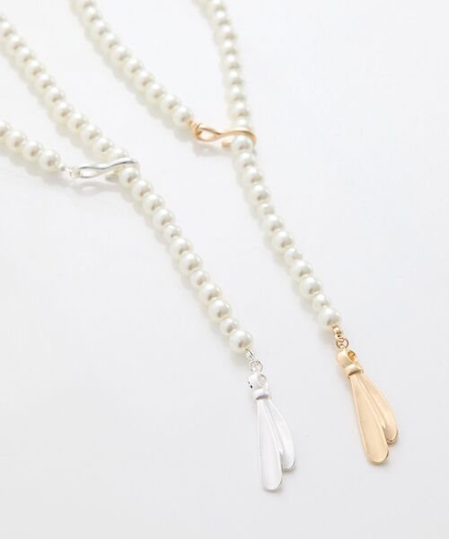 earth music&ecology(アースミュージックアンドエコロジー)の「リボンモチーフパールロングネックレス(ネックレス・レディース・ゴールド/シルバー・FREE)」の5枚目の写真