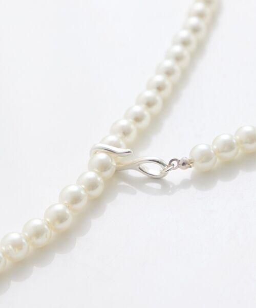 earth music&ecology(アースミュージックアンドエコロジー)の「リボンモチーフパールロングネックレス(ネックレス・レディース・ゴールド/シルバー・FREE)」の6枚目の写真