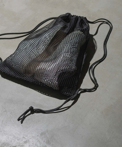 ADAM ET ROPE'（アダムエロペ）の「【WEB限定】《ナイロン×メッシュ》パッカブル ナップザック / シーズンレス / ユニセックス（バックパック/リュック・メンズ・グレー/クリーム/ブラック・FREE）」の4枚目の写真