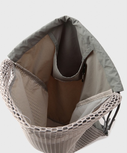 ADAM ET ROPE'（アダムエロペ）の「【WEB限定】《ナイロン×メッシュ》パッカブル ナップザック / シーズンレス / ユニセックス（バックパック/リュック・メンズ・グレー/クリーム/ブラック・FREE）」の13枚目の写真