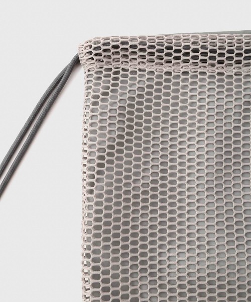 ADAM ET ROPE'（アダムエロペ）の「【WEB限定】《ナイロン×メッシュ》パッカブル ナップザック / シーズンレス / ユニセックス（バックパック/リュック・メンズ・グレー/クリーム/ブラック・FREE）」の14枚目の写真