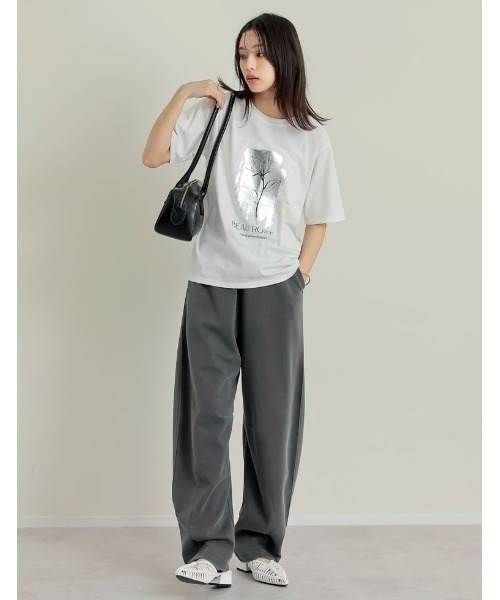 Re:EDIT（リエディ）の「[UVカット][接触冷感][紫外線対策]箔フラワーTシャツ（Tシャツ/カットソー・レディース・チャコールグレー/ブラック/ホワイト・MEDIUM/LARGE）」の4枚目の写真