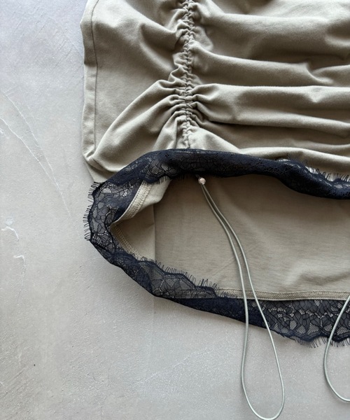 SHAGGIE(シャギー)の「レース付きシャーリングワンピース(ワンピース・レディース・レッド/ブラック/カーキ・FREE)」の11枚目の写真