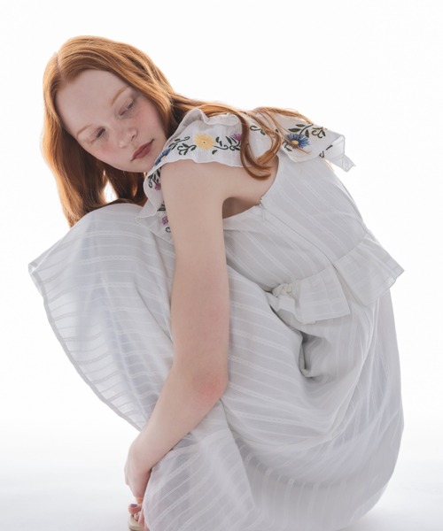 dium Flower embroidery one piece T　ワンピース dium. | Flower embroidery one piece 柔らかなホワイト