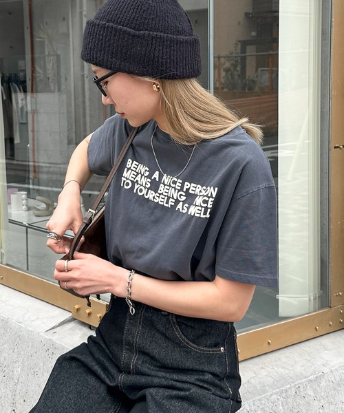 feepur(フェピュール)の「ピグメントロゴTee(Tシャツ/カットソー・レディース・チャコールグレー/ベージュ・MEDIUM)」の2枚目の写真