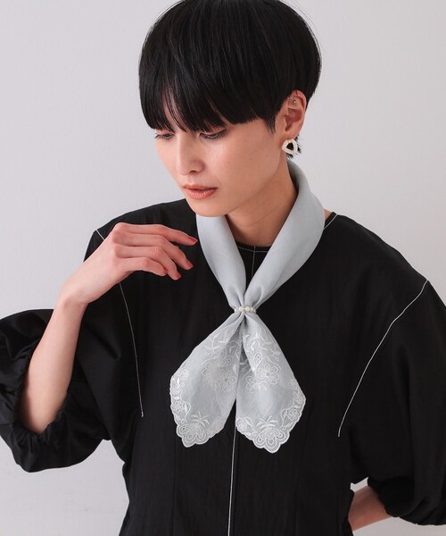 OPAQUE.CLIP(オペークドットクリップ)の「パール調リング付き刺繍スカーフ(バンダナ/スカーフ・レディース・グレー/ベージュ・00)」の4枚目の写真