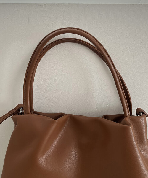 CAPRICIEUX LE'MAGE（カプリシューレマージュ）の「ギャザーソフトバッグ（ショルダーバッグ・レディース・キャメル/ブラック/ホワイト・FREE）」の15枚目の写真