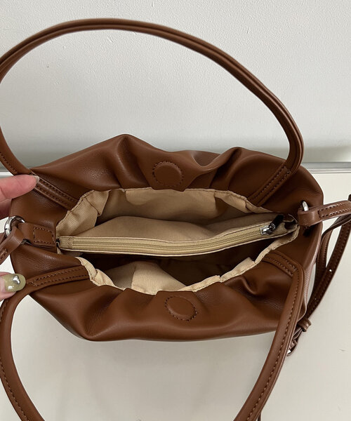 CAPRICIEUX LE'MAGE（カプリシューレマージュ）の「ギャザーソフトバッグ（ショルダーバッグ・レディース・キャメル/ブラック/ホワイト・FREE）」の19枚目の写真