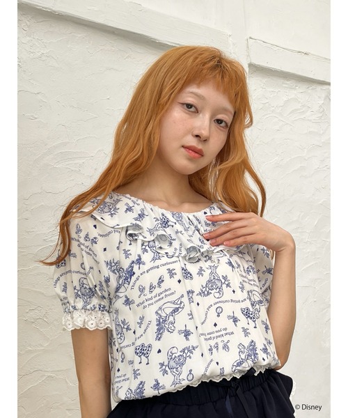 Disney（ディズニー）の「【Disney】ふしぎの国のアリス/トワル・ドゥ・ジュイSTYLEフリルブラウス（シャツ/ブラウス・レディース・ブルー/ネイビー・FREE）」の2枚目の写真