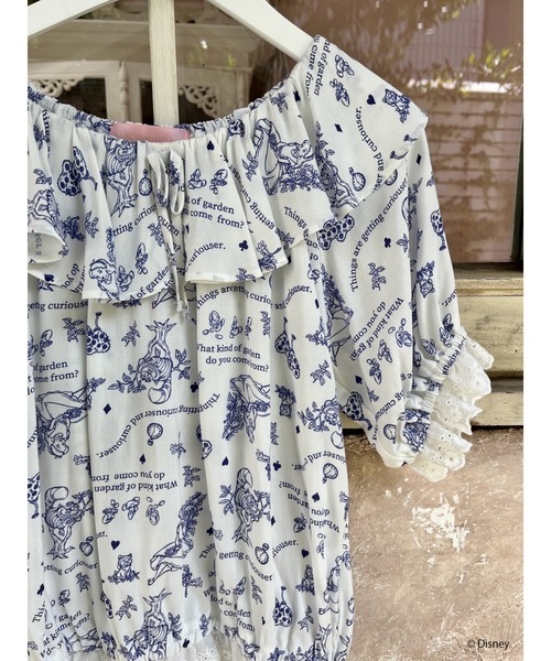Disney（ディズニー）の「【Disney】ふしぎの国のアリス/トワル・ドゥ・ジュイSTYLEフリルブラウス（シャツ/ブラウス・レディース・ブルー/ネイビー・FREE）」の5枚目の写真