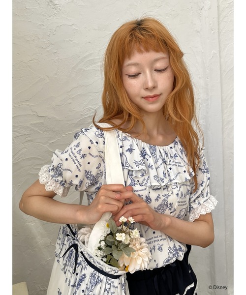 Disney（ディズニー）の「【Disney】ふしぎの国のアリス/トワル・ドゥ・ジュイSTYLEフリルブラウス（シャツ/ブラウス・レディース・ブルー/ネイビー・FREE）」の9枚目の写真