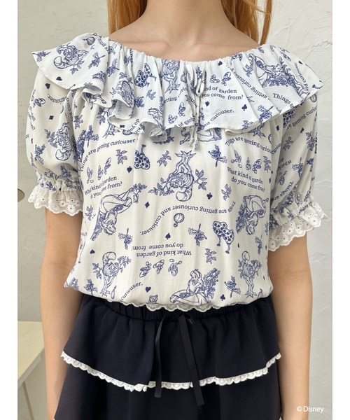 Disney（ディズニー）の「【Disney】ふしぎの国のアリス/トワル・ドゥ・ジュイSTYLEフリルブラウス（シャツ/ブラウス・レディース・ブルー/ネイビー・FREE）」の3枚目の写真