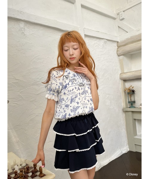 Disney（ディズニー）の「【Disney】ふしぎの国のアリス/トワル・ドゥ・ジュイSTYLEフリルブラウス（シャツ/ブラウス・レディース・ブルー/ネイビー・FREE）」の13枚目の写真