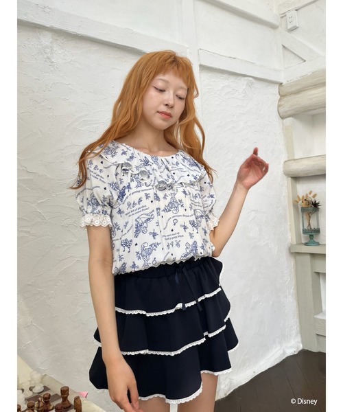 Disney（ディズニー）の「【Disney】ふしぎの国のアリス/トワル・ドゥ・ジュイSTYLEフリルブラウス（シャツ/ブラウス・レディース・ブルー/ネイビー・FREE）」の15枚目の写真