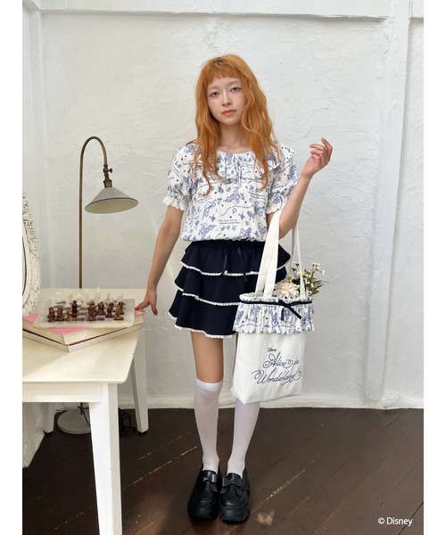 Disney（ディズニー）の「【Disney】ふしぎの国のアリス/トワル・ドゥ・ジュイSTYLEフリルブラウス（シャツ/ブラウス・レディース・ブルー/ネイビー・FREE）」の21枚目の写真