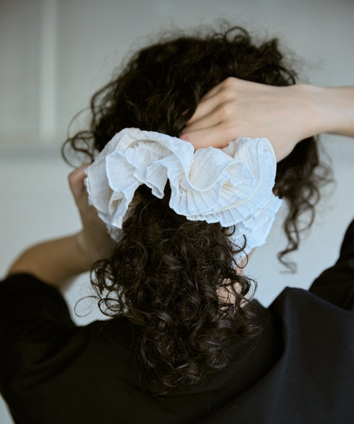 Libra Cue（リブラ キュー）の「プリーツレースシュシュ（シュシュ・レディース・アイボリー・FREE）」の2枚目の写真