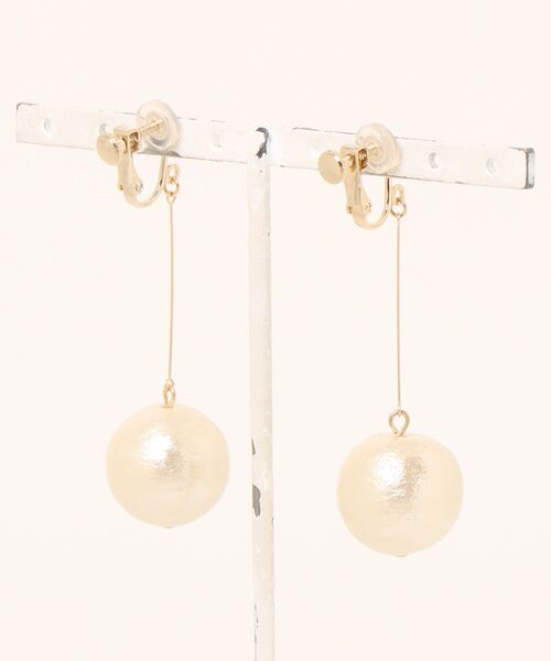 VIBGYOR(ヴィブジョー)の「【Le soleil】存在感のあるコットンパール イヤリング(MA)(イヤリング・レディース・ゴールド・FREE)」の2枚目の写真