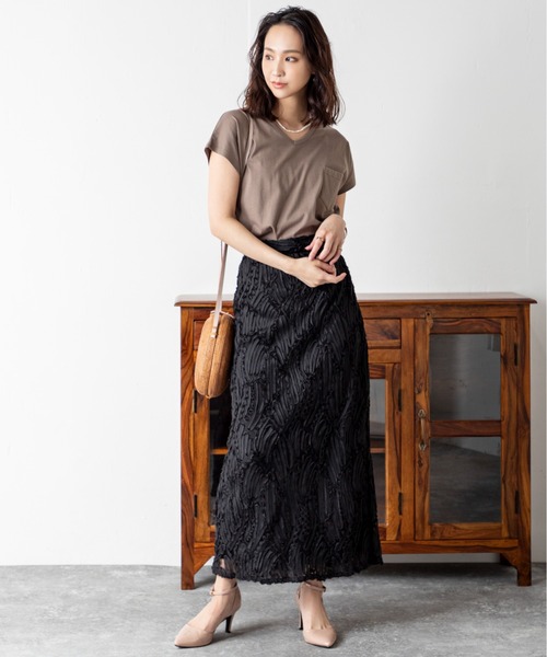 MILLION CARATS(ミリオンカラッツ)の「【立体コード刺繍×スリット入り】気品とエフォートレスが共存。大人の余裕香る刺繍レーススカート!繊細なのに強さもある。履くだけで視線を集める、優美な存在感で魅せる主役級ボトムス(スカート・レディース・ベージュ/ブラック・FREE)」の6枚目の写真