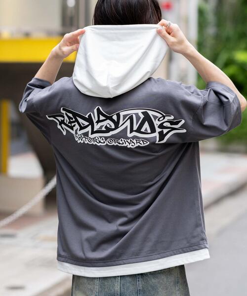 WEGO(ウィゴー)の「WEGO/接触冷感エンボスロゴグラフィックパーカーT(Tシャツ/カットソー・メンズ・ブラック/スミクロ/ダークグリーン/ホワイト・MEDIUM/LARGE)」の4枚目の写真