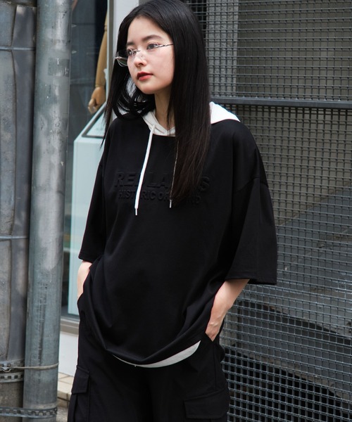 WEGO(ウィゴー)の「WEGO/接触冷感エンボスロゴグラフィックパーカーT(Tシャツ/カットソー・メンズ・ブラック/スミクロ/ダークグリーン/ホワイト・MEDIUM/LARGE)」の3枚目の写真