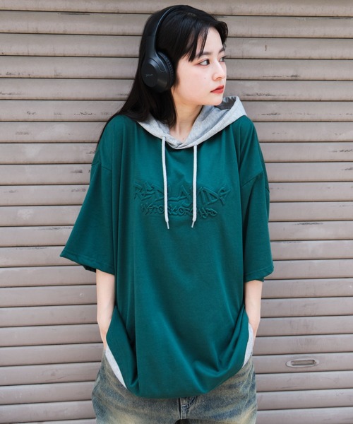 WEGO(ウィゴー)の「WEGO/接触冷感エンボスロゴグラフィックパーカーT(Tシャツ/カットソー・メンズ・ブラック/スミクロ/ダークグリーン/ホワイト・MEDIUM/LARGE)」の1枚目の写真
